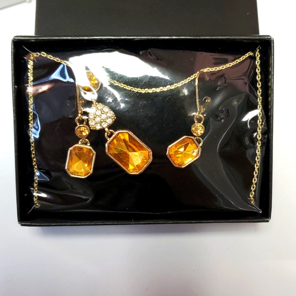 NWT Avon sparkle and surprise necklace earrings gift set topaz color